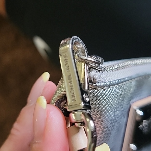 MICHAEL KORS WRISTLET WALLET - Picture 5 of 5